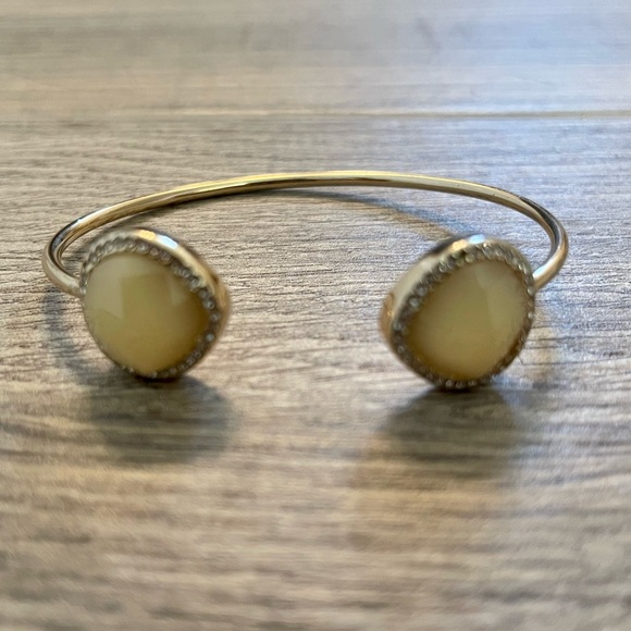 3/15 💚 Octavia & Co Gold Tone Tear Drop Neutral Beige Cream Stone Cuff Bangle - Picture 3 of 6